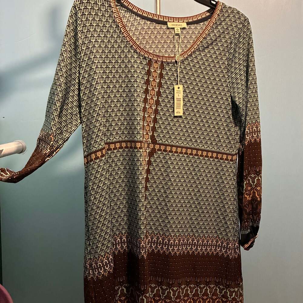 Max Studio Geometric Print Long Sleeve Dress in Brown and Cream
